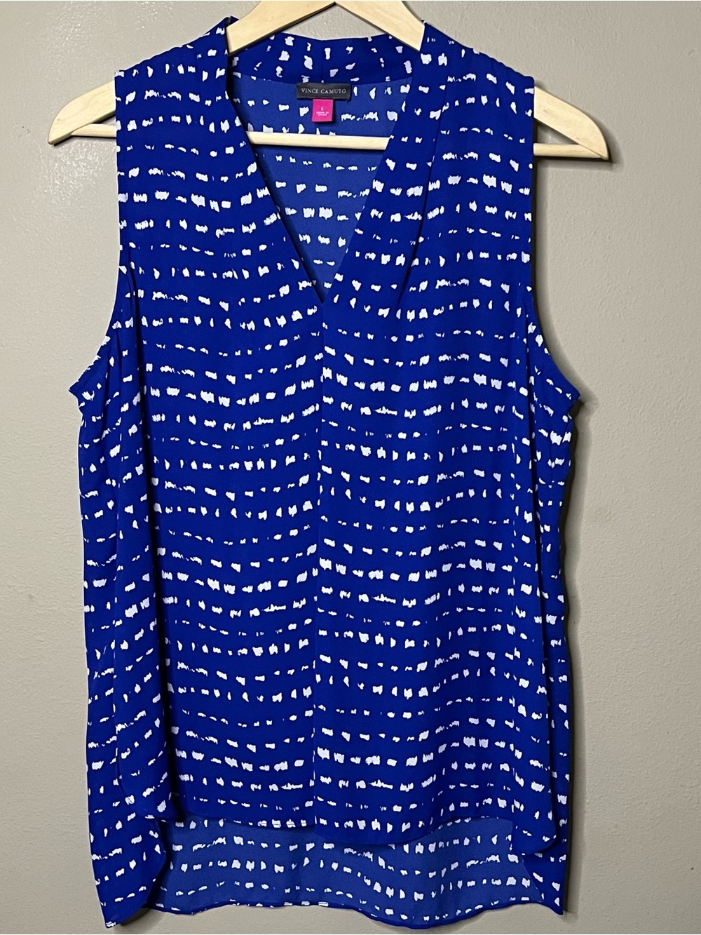 Vince Camuto V-Neck Sleeveless Blouse Women Blue White Abstract Geometric Print